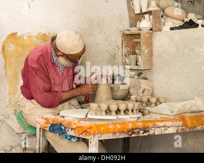 Artisan Potter in kleine Töpferei in Marokko machen Eierbecher Stockfoto