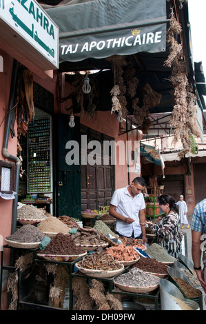 Marrakesch Marokko Medina Souk Lebensmittelhändler Lebensmittelgeschäft Gewürz Kräuter würzen Geschmack genießen Stockfoto