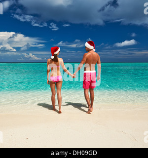 Paar in Nikolausmütze an einem Strand auf den Malediven Stockfoto