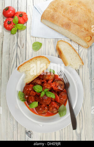 Fleischbällchen in Tomatensauce mit Weißbrot Stockfoto