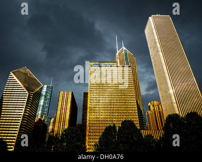 Die Skyline der Innenstadt von Chicago wird während eines Gewitters in der Morgenröte erfasst. Die majestätischen Wolkenkratzer werden von Blitzen beleuchtet und schaffen eine dramatische urbane Szene. Diese Aussicht zeigt die architektonische Kraft der Stadt vor einem stürmischen Himmel. Stockfoto