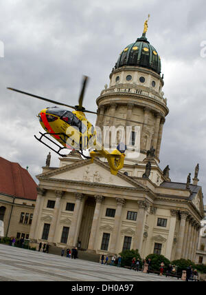 Berlin, Deutschland. 28. Oktober 2013. Ein Rettungshubschrauber beginnt am Gendarmenmarkt in Berlin, Deutschland, 28. Oktober 2013. Der Hubschrauber kam für eine verletzte Person bei einem Unfall in der Nähe des Platzes. Foto: Tim Brakemeier/Dpa/Alamy Live News Stockfoto