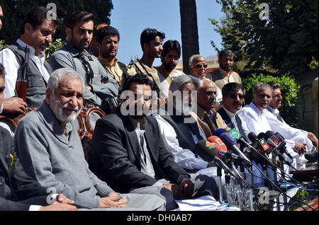 Nawabzada Arbab Umar Farooq Kasi Adressen Medien Personen während der Pressekonferenz zur Entführung der ehemaligen Provinz Präsident der Awami National Party (ANP) und Leiter der Kasi Clan, Arbab Abdul Zahir Kasi in Quetta auf Montag, 28. Oktober 2013. Stockfoto