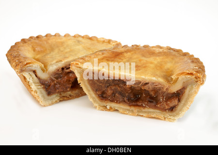 Pikante Fleischpastete mit Rindfleisch-Füllung Studio isoliert Stockfoto