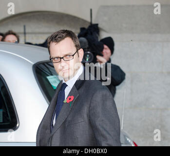 London, Old Bailey 28. Oktober 2013 Andy Coulson verlässt Old Bailey, ersten Tag Telefon hacking Testversion. Bildnachweis: Prixnews/Alamy Live-Nachrichten Stockfoto