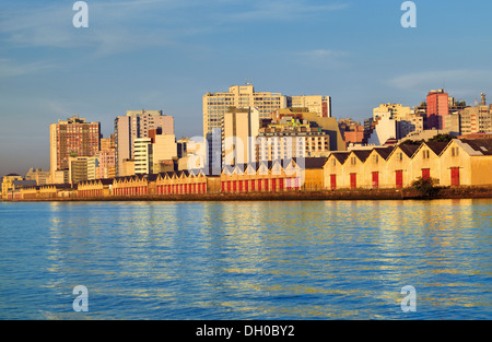 Brasilien, Rio Grande do Sul: Riverside Skyline von Porto Alegre am Rande der Rio Guaíba Stockfoto