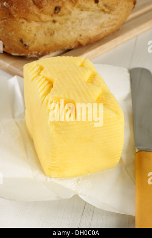 Frische Hand schüttelten Butter hand mit einem traditionellen Muster von den Landwirten Frauen verwendet, um Ihre Produkte zu identifizieren, wenn der Verkauf auf Märkten Stockfoto