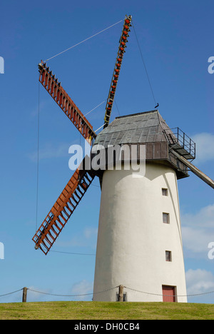 5-Flügel Windrad mit beweglichen Rotor Turm an Schären, County Dublin, Republik Irland, Europa Stockfoto