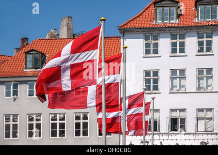Dänische Flagge winken, im Nyhavn Bezirk von Kopenhagen, Dänemark Stockfoto
