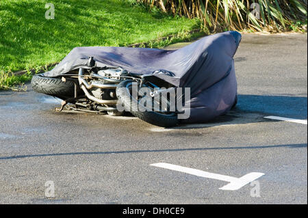 Motorrad auf einem öffentlichen Parkplatz auf Southsea Seafront uk umgeweht während der St. Jude Sturm Stockfoto