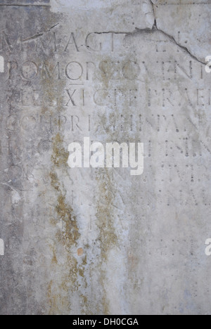 Antike römische Stein tablet mit einer lateinischen Inschrift, 1. Jahrhundert n. Chr., Forum von Zadar, Dalmatien, Kroatien, Europa Stockfoto
