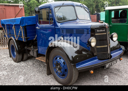 1952 Bedford OST Kipper auf dem Display an der Whitwell & Reepham Steam Rally, Norfolk, Großbritannien. Stockfoto