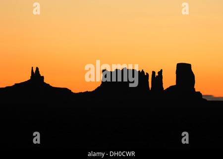 Felsformationen in der Silhouette bei Sonnenaufgang, Utah, USA Stockfoto