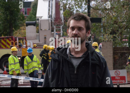 Hounslow, London, UK. 28. Oktober 2013. Lokalen Hounslow resident Alex Modzelewski, 28, eines der weiblichen Opfer aus den zerstörten Gebäuden zur Sicherheit beigetragen. Drei Menschen wurden ins Krankenhaus gebracht und zwei Personen wurden bestätigt tot. Stockfoto