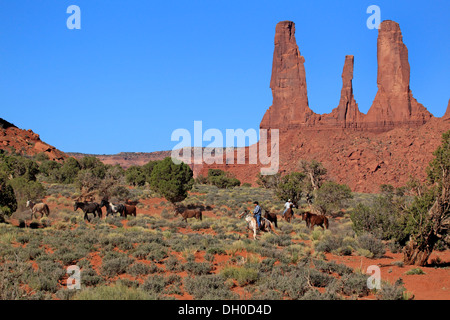 Navajo Cowboys mit Mustangs, drei Schwestern rock Formation, Utah, USA Stockfoto