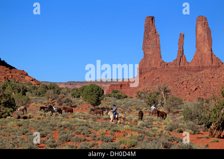 Navajo Cowboys mit Mustangs, drei Schwestern rock Formation, Utah, USA Stockfoto