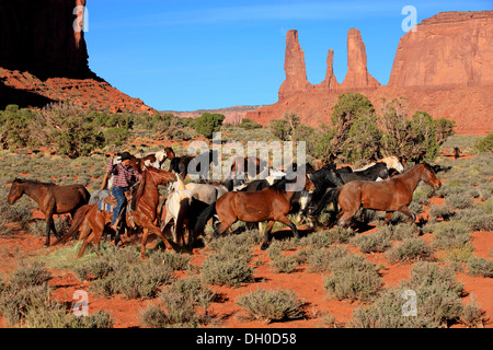 Navajo Cowboy mit Mustangs, drei Schwestern rock Formation, Utah, USA Stockfoto