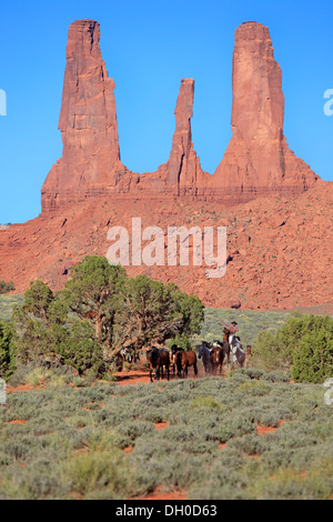 Navajo Cowboy mit Mustangs, drei Schwestern rock Formation, Utah, USA Stockfoto