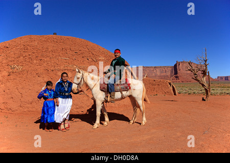 Navajo indische Familie mit einem Pferd vor einem Navajo-Hogan, ein landestypisches Haus, Monument Valley, Utah, Vereinigte Staaten von Amerika Stockfoto