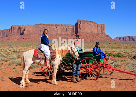 Navajo indische Familie mit Pferd und Kutsche, Monument Valley, Utah, Vereinigte Staaten von Amerika Stockfoto