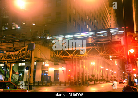 Chicago L Zug in der Nacht. Ein Zug bewegt sich durch die Dunkelheit auf die Städte erhöhten Transit System gesehen im Dunkeln Stockfoto