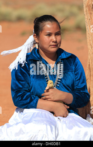 Navajo Indianerin hält ein Entlein, Monument Valley, Utah, Vereinigte Staaten von Amerika Stockfoto