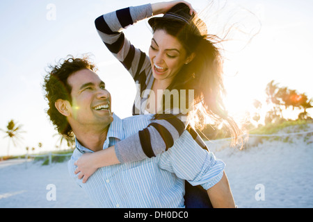 Hispanische paar spielen am Strand Stockfoto