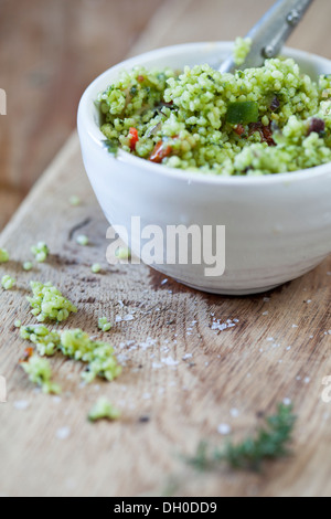 Taboulé Couscous in einer Schüssel mit Löffel Stockfoto