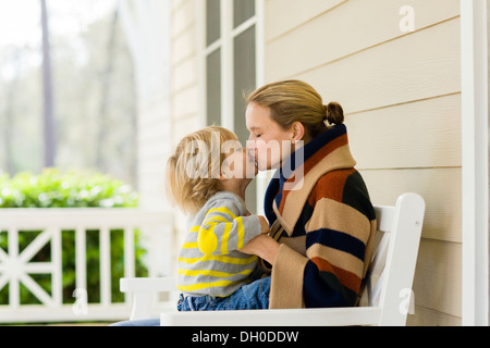 Kaukasische Mutter und Sohn küssen Stockfoto
