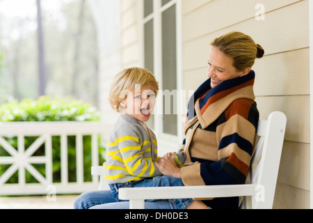 Kaukasische Mutter Holding Sohn Stockfoto