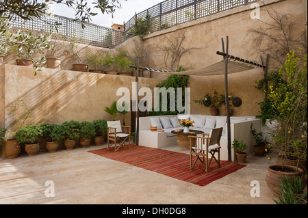 Marokkanischen Innenhof-Garten mit überdachter Sitzecke Stockfoto