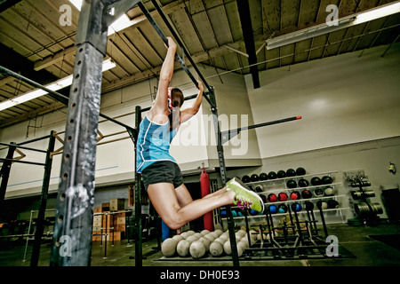 Asiatische Frau im Fitness-Studio trainieren Stockfoto