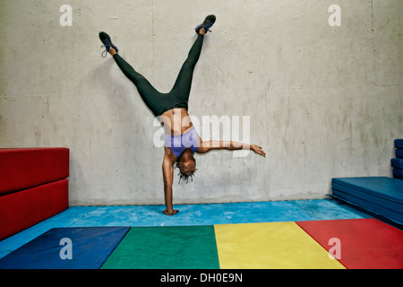 Afrikanische amerikanische Frau, die im Fitness-Studio trainieren Stockfoto