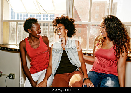 Frauen gemeinsam lachen Stockfoto