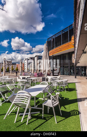 Café im freien außerhalb das Wales Millennium Centre in Cardiff Bay. Stockfoto