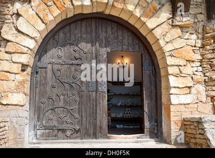 Halbrunde Holztür mit Metallveredelung Stockfoto