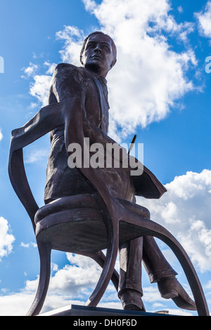 Die 7ft hohe Bronzestatue des walisischen Songwriter und Schauspieler Ivor Novello, vom Künstler Peter Nicholas, in der Bucht von Cardiff, Wales. Stockfoto