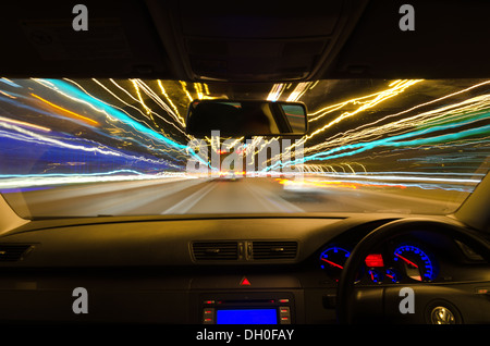 Blick durch die Windschutzscheibe eines fahrenden Autos mit Bewegungsunschärfe und verschiedene Abschnitte auf der Autobahn mit Baustellen Autos LKW Stockfoto