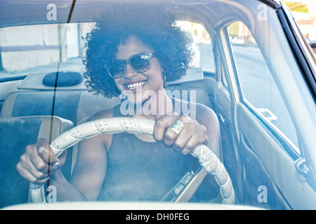 Gemischte Rassen Autofahrerin Oldtimer Stockfoto