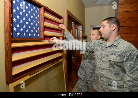 Eine patriotische Herausforderung Münze Anzeige von Staff Sgt gemacht Thomas Lowe und Bryan Beckwith, 436th Civil Engineer Squadron Strukturen Abschnitt widmete sich an der United Services Organisation (USO) im Passagierterminal in Dover Air Force Base, Del. auf O Stockfoto