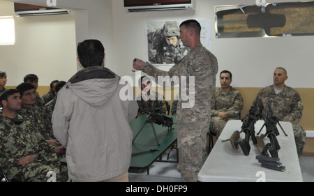 Techn. Sgt. Michael McKnight veranschaulicht, wie eine Real-Kader automatische Waffe zu einer Klasse von afghanischen Nationalarmee Offiziere und Unteroffiziere in Bagram Air Field, Afghanistan 23. Oktober 2013 richtig zerlegen. McKnight ist ein Eingeborener von Houston eine Stockfoto