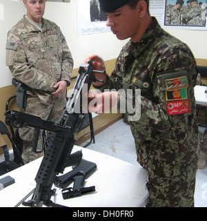 Ein Afghan National Army Militärpolizei NCO Praktiken Zusammenbau einer Real-Kader automatischen Waffe während einer dreitägigen Ausbildung in Bagram Air Field, Afghanistan, Okt. 23, 2013.die Trainingsprogramm ist konzipiert als ein Train-the-Trainer-Programm für die Stockfoto