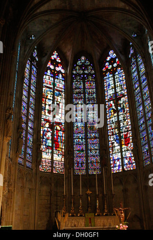 Glasfenster im Inneren der Basilika von Saint-Nazaire in befestigte mittelalterliche Stadt Carcassonne, 130424 Carcassonne Stockfoto