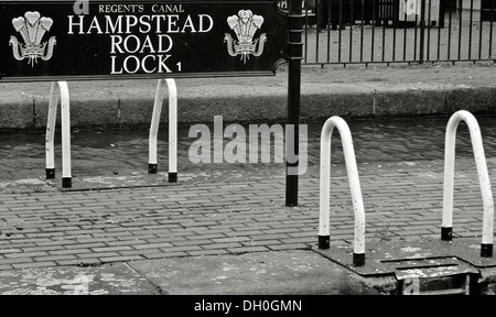 Hampstead Straße sperren! Regents canal Zeichen und Leiter Tops bei lock Stockfoto