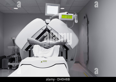 Kaukasischen Mann im CT-scanner Stockfoto