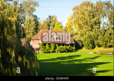 England Kent Maidstone Leeds Castle ursprünglich ca 1119 Norman Festung umgebaut Henry VIII 1519 gründen Park Pavillon Rasen gras bäume wald gebaut Stockfoto