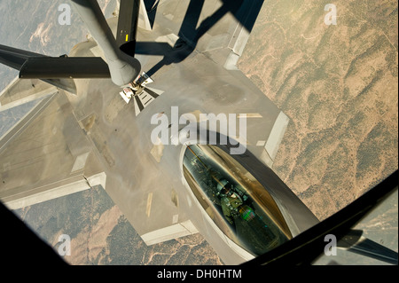 Eine f-22 Raptor, 49. Kämpfer-Flügel an Holloman Air Force Base, N.M., zugewiesen erhält Kraftstoff von einer KC-135 Stratotanker von McConnell Air Force Base, Kansas, 23. Oktober 2013. McConnell es Betankung Fähigkeit erhöht drastisch die Effektivität und re Stockfoto