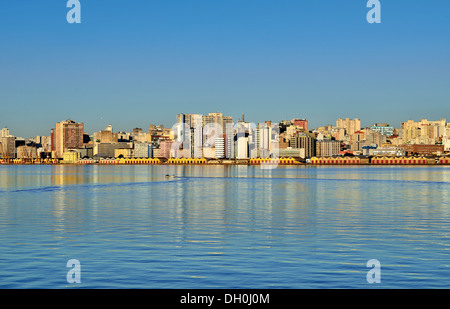 Brasilien, Rio Grande do Sul: Riverside Skyline von Porto Alegre am Rande der Rio Guaíba Stockfoto