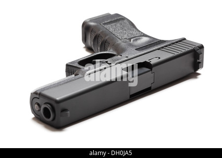 halbautomatische Pistole 9mm auf weißem Hintergrund Stockfoto