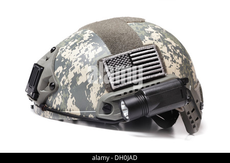 Moderne Spec Ops Acupat Camo Helm mit USA Flagge Patch Isolated on White Stockfoto